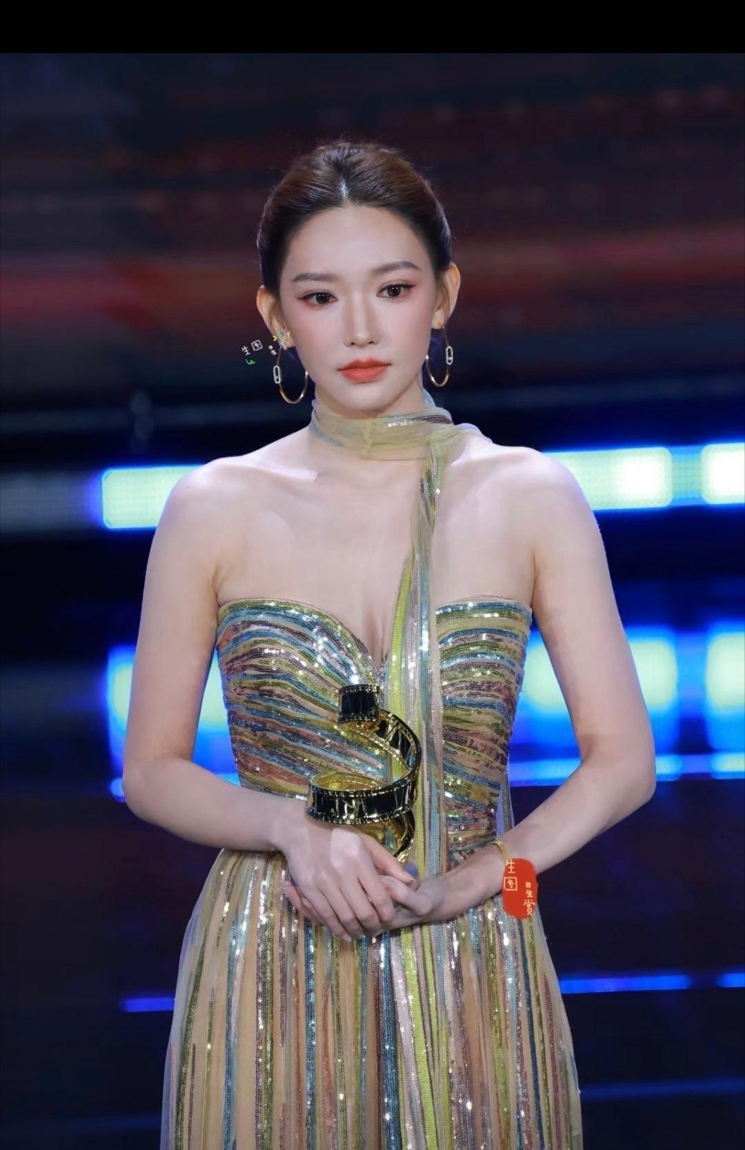 人很漂亮，身材完美，礼服也好看，只是为啥要戴一个一米多长的丝巾！看着就难受，最