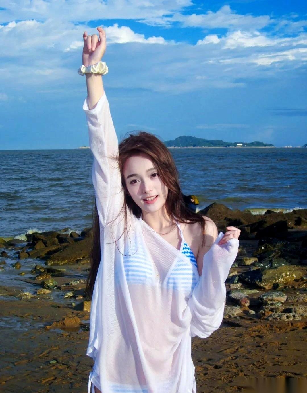 现在懂了，什么叫最高级的性感。不是脸，不是身材，就是她耳后那颗一不留神就会错过