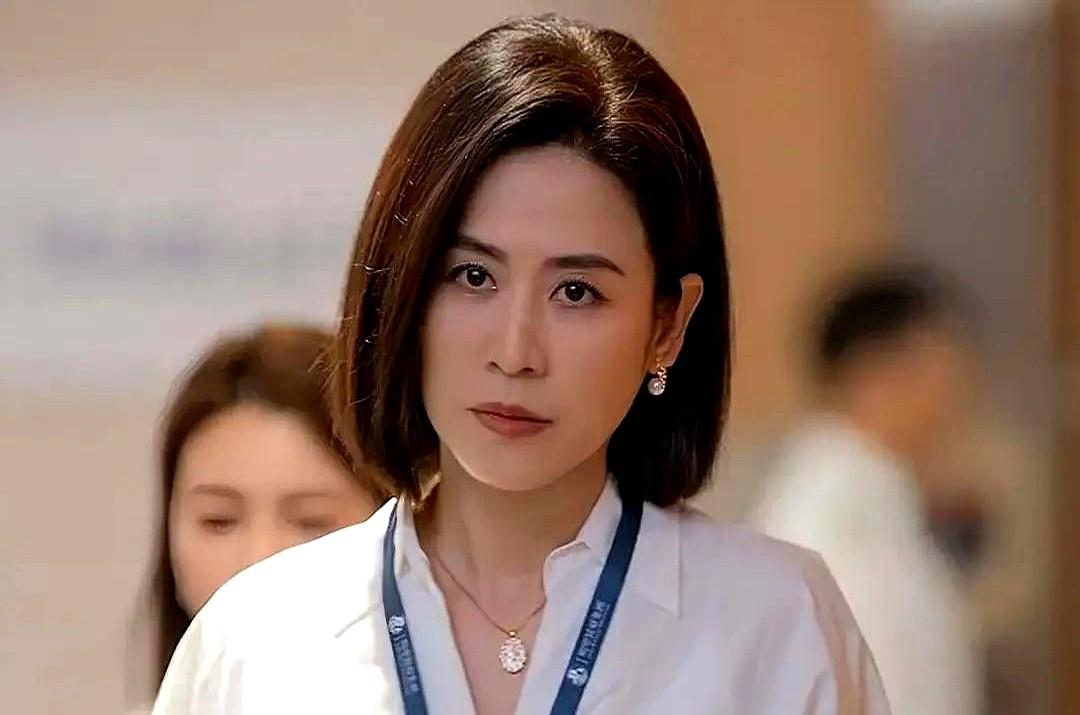 TVB今年玩法真变了，视帝视后不看工龄。离巢多年的佘诗曼，凭《新闻女王2》强