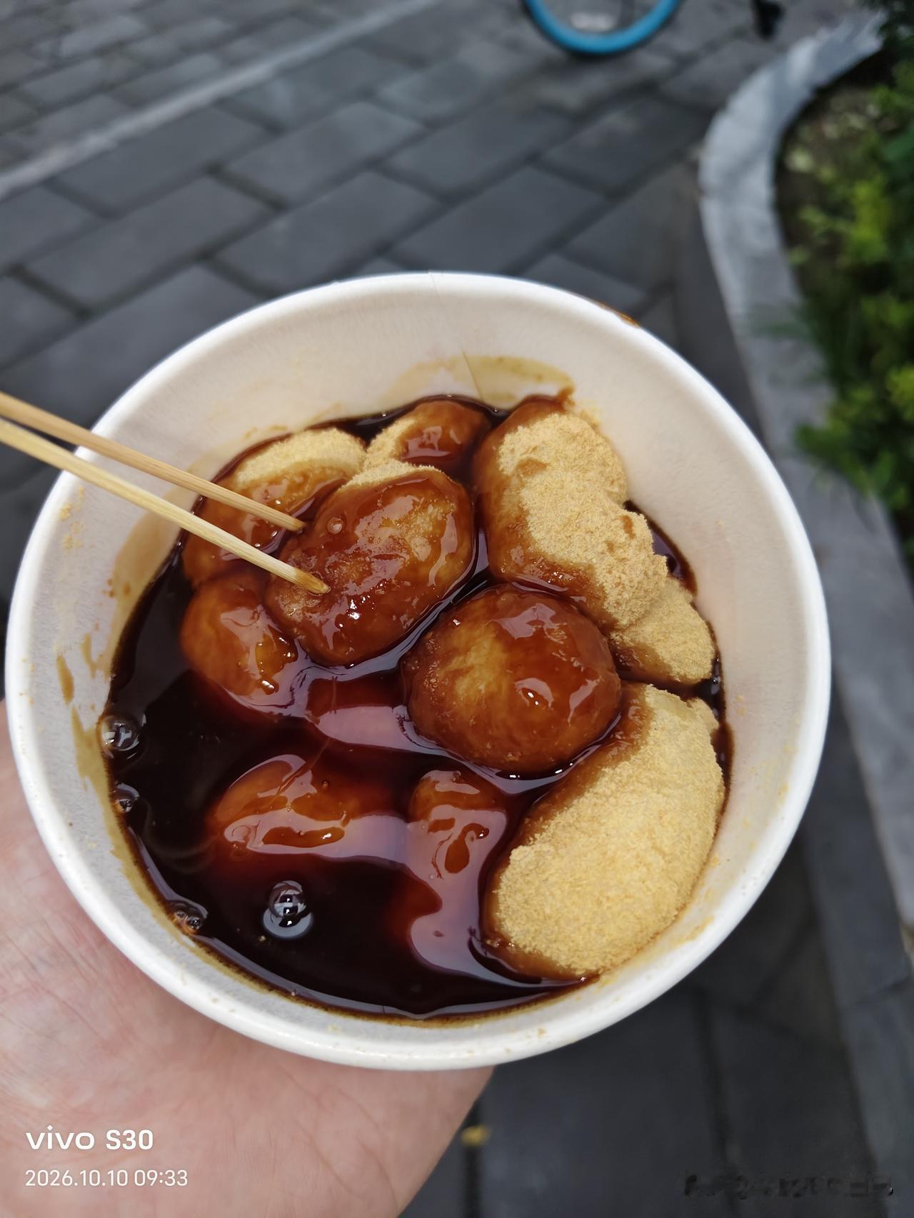 这是不是川渝地区独有的美食！红糖糍粑，四川和重庆这边街头小巷都能看到的路边美食