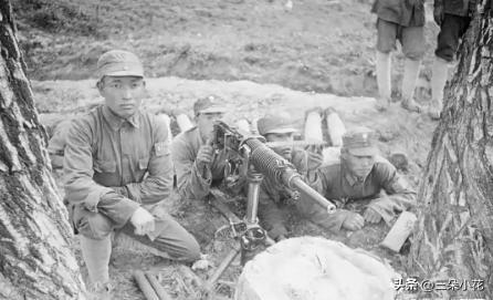 1938年华北山地，八路军战士发现日军遗弃在河滩的九二式重机枪，推上来那一刻他愣
