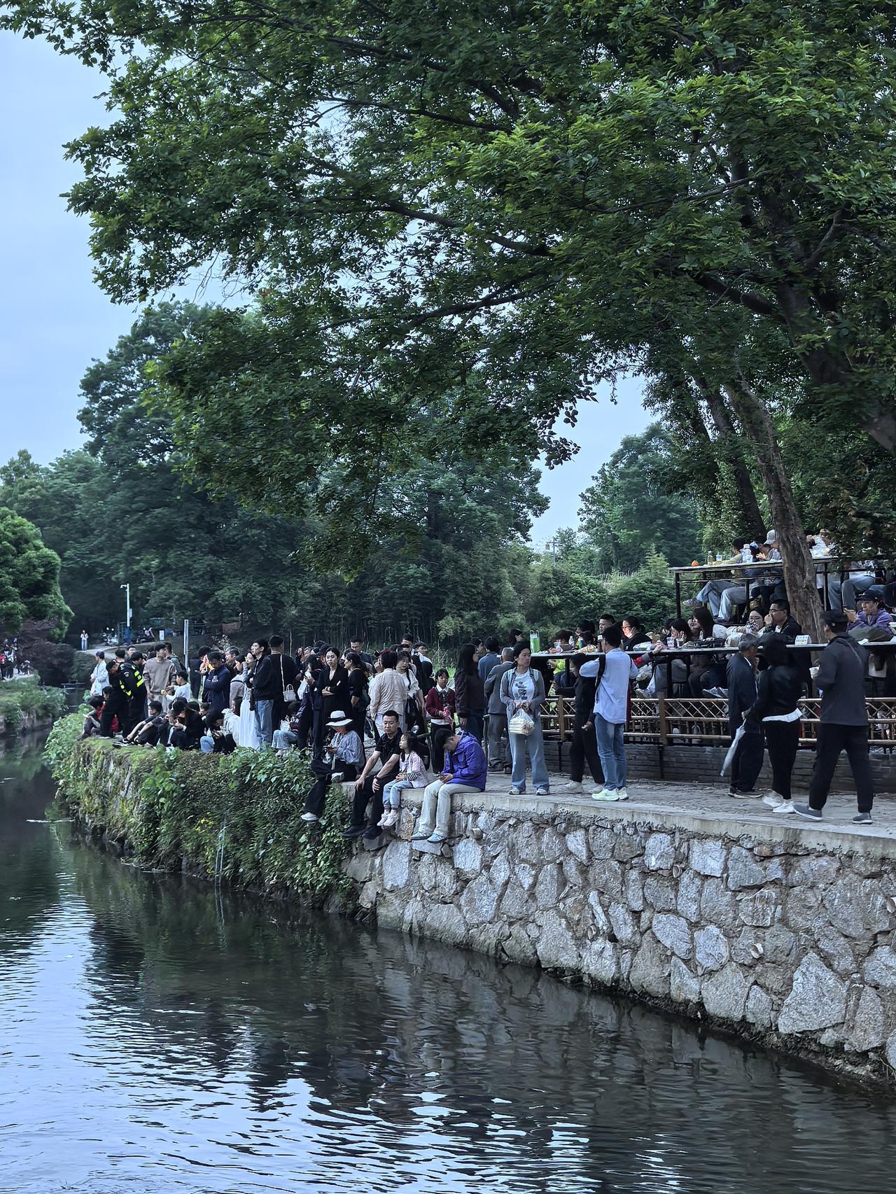 黄山脚下藏着个慢时光古村——潜口村，走一趟直接被徽派烟火狠狠拿捏。村里老井