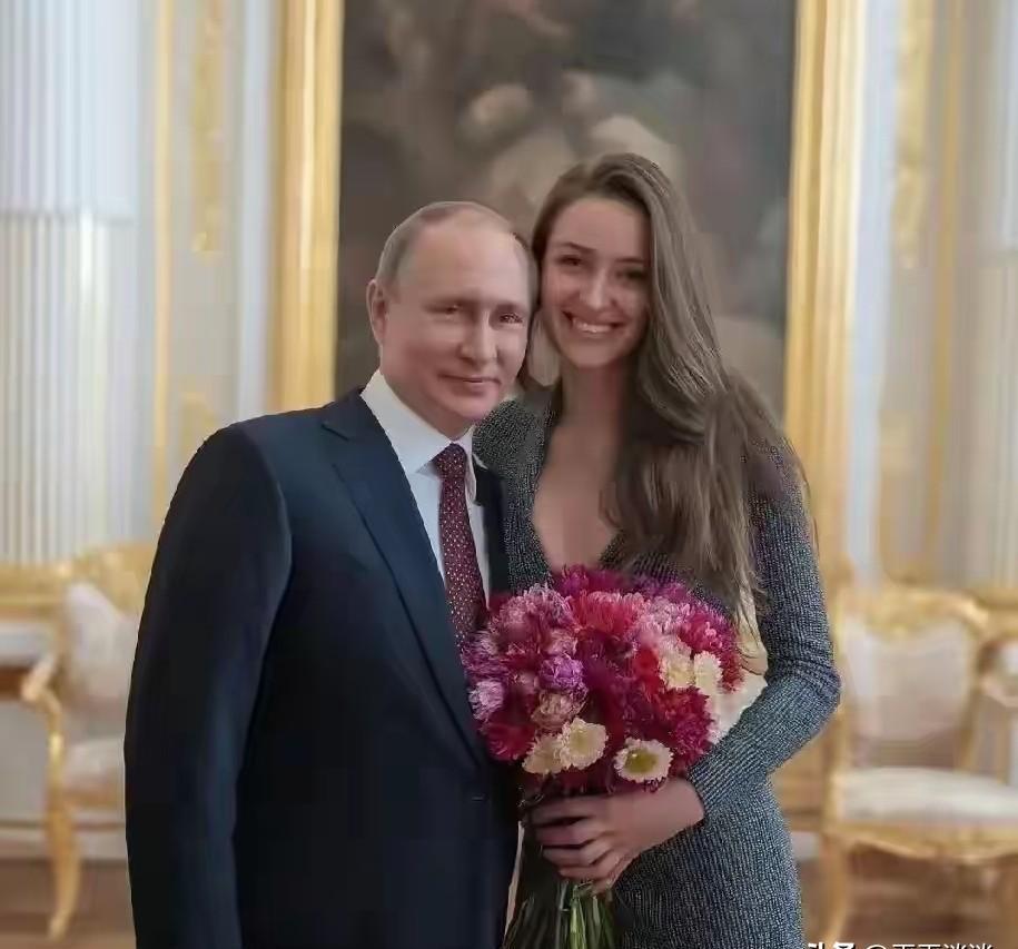 他脸红了。73岁的普京，在镜头前承认她时，耳朵尖泛起罕见的红晕。这个按住核按钮