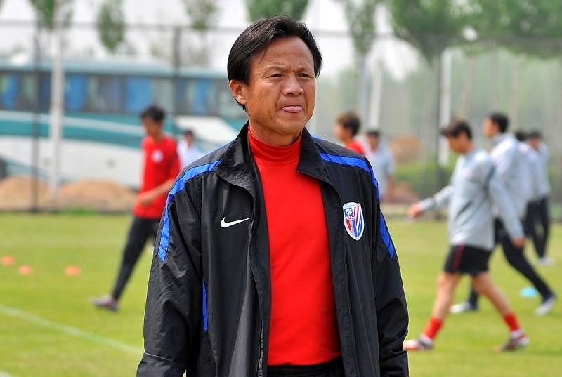 当年中国足球职业联赛开启，徐根宝入主上海申花，王后军离开。坊间盛传徐根宝和王后