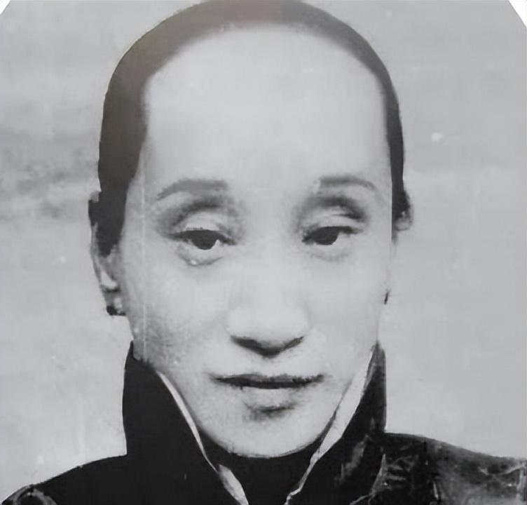 1909年，朱安从后面一把抱住鲁迅，对着他的耳朵央求道：“大先生，和我生个孩子吧