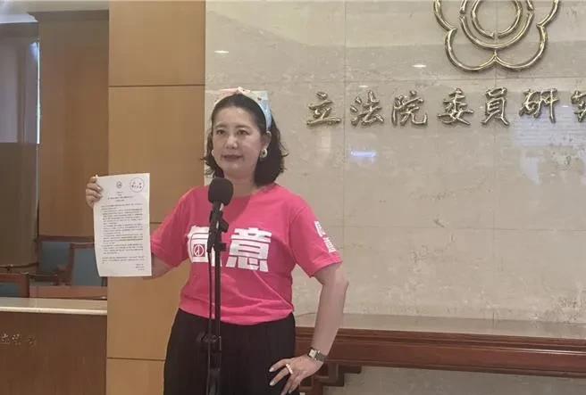 民进党当局为了给台电补贴（变相给自己人输送利益）造势，竟然发文硬性规定摆POSS