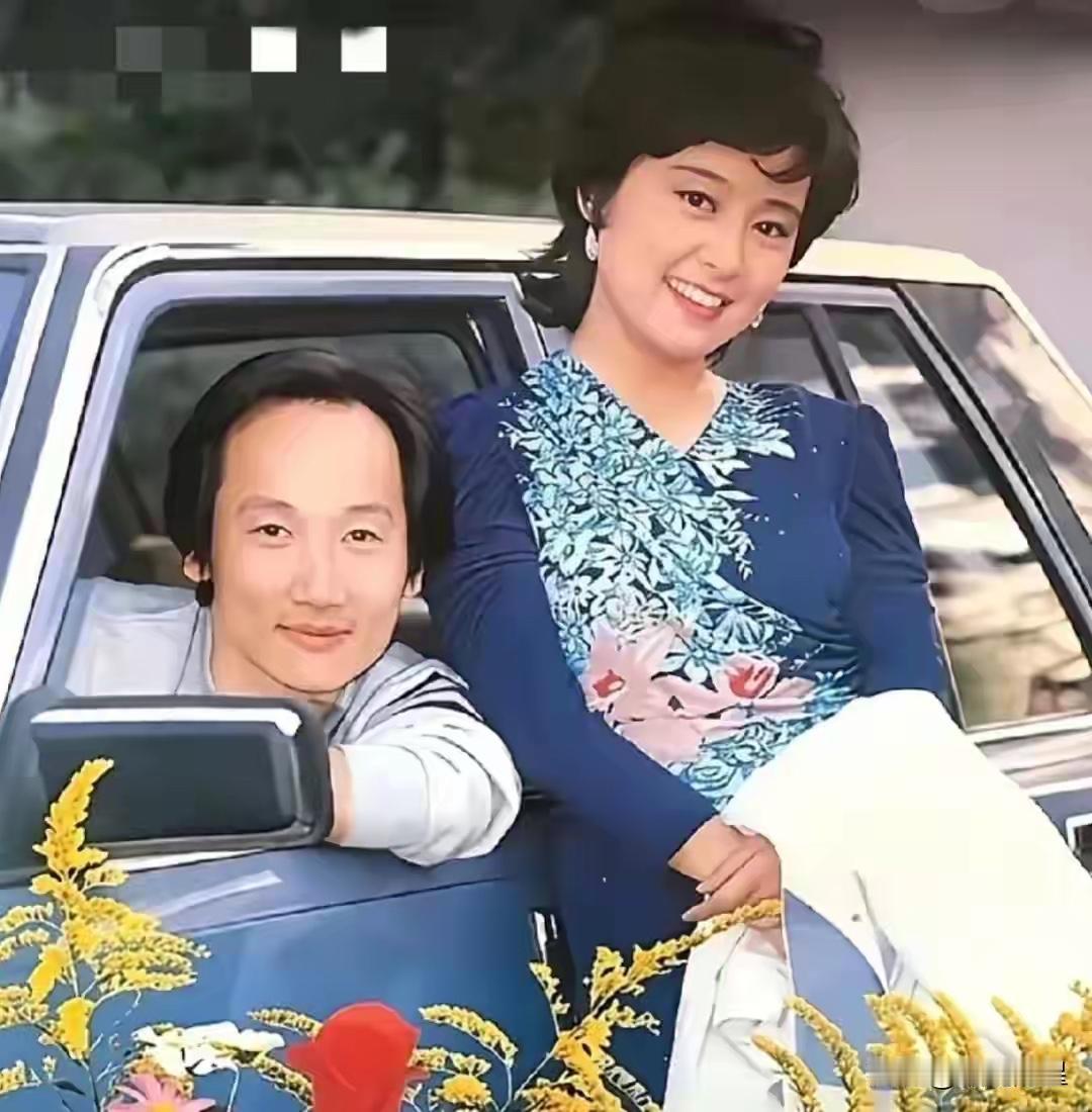 80年代，张瑜特别出名，他的丈夫张建亚是大导演，这是他们旅行中拍的照片。张建