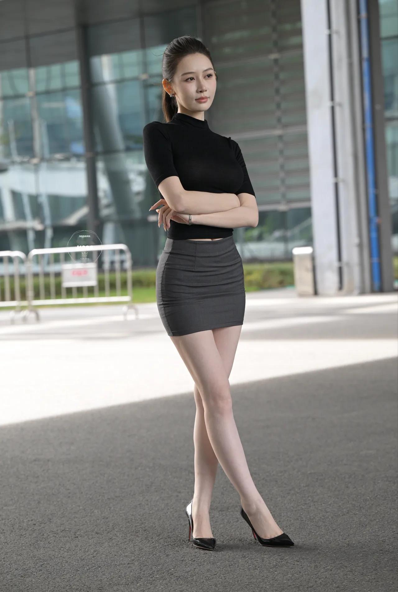 都市时尚女郎，黑衣短裙，自信姿态，都市风情。车模敏敏长腿玉足