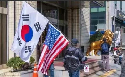 一个韩国网友问中国人说：现在的首尔正在举行史上最大规模的“反华游行”，可为什么中