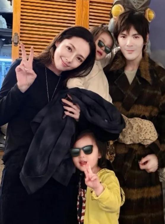 向佐的画风是越来越邪乎了，似乎爱上了穿裙子和高跟鞋，让郭碧婷情何以堪啊？前几