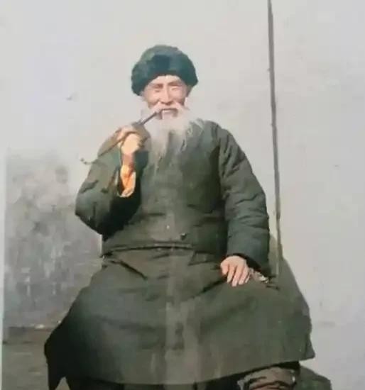1932年，江西九江浔阳客栈住进一个老人，须发皆白，二目炯炯有神。老人喜欢蹲在门