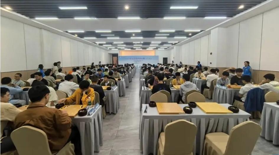 全国围棋个人锦标赛~金禹丞一马当先於之莹五人领跑中年组今日开战202