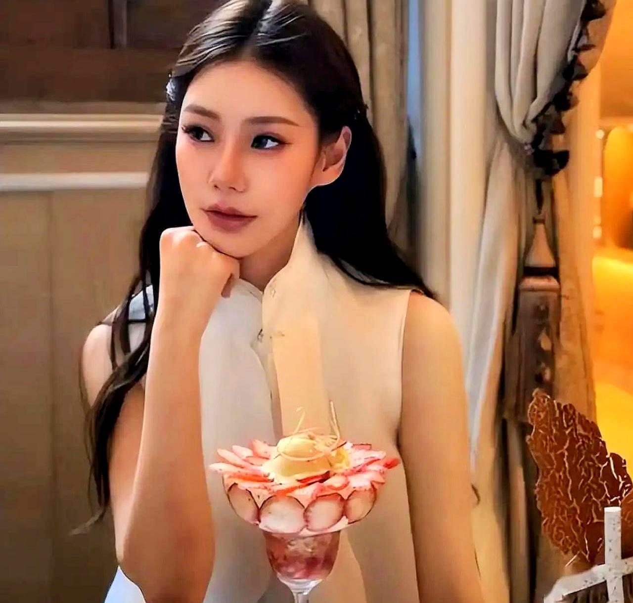 孩子抱出来那一刻，汪家老爷子眼睛都直了：这不就是我吗？张兰那边直接乐开了花