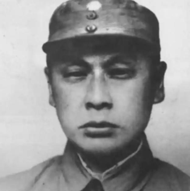 1938年，新四军司令陈世俊去买香烟，结账时无意间看到看店老头的手腕。愣了一下，