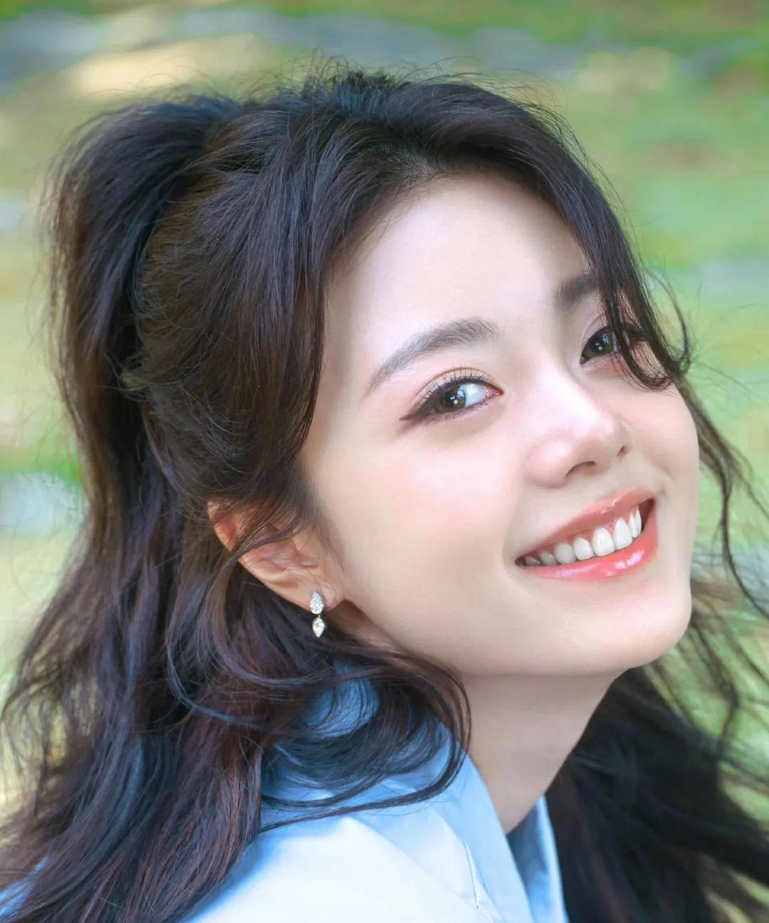 赵今麦张云龙获年度瞩目演员，“牛排梗”爆火引期待在近期备受瞩目的演艺盛典上，赵