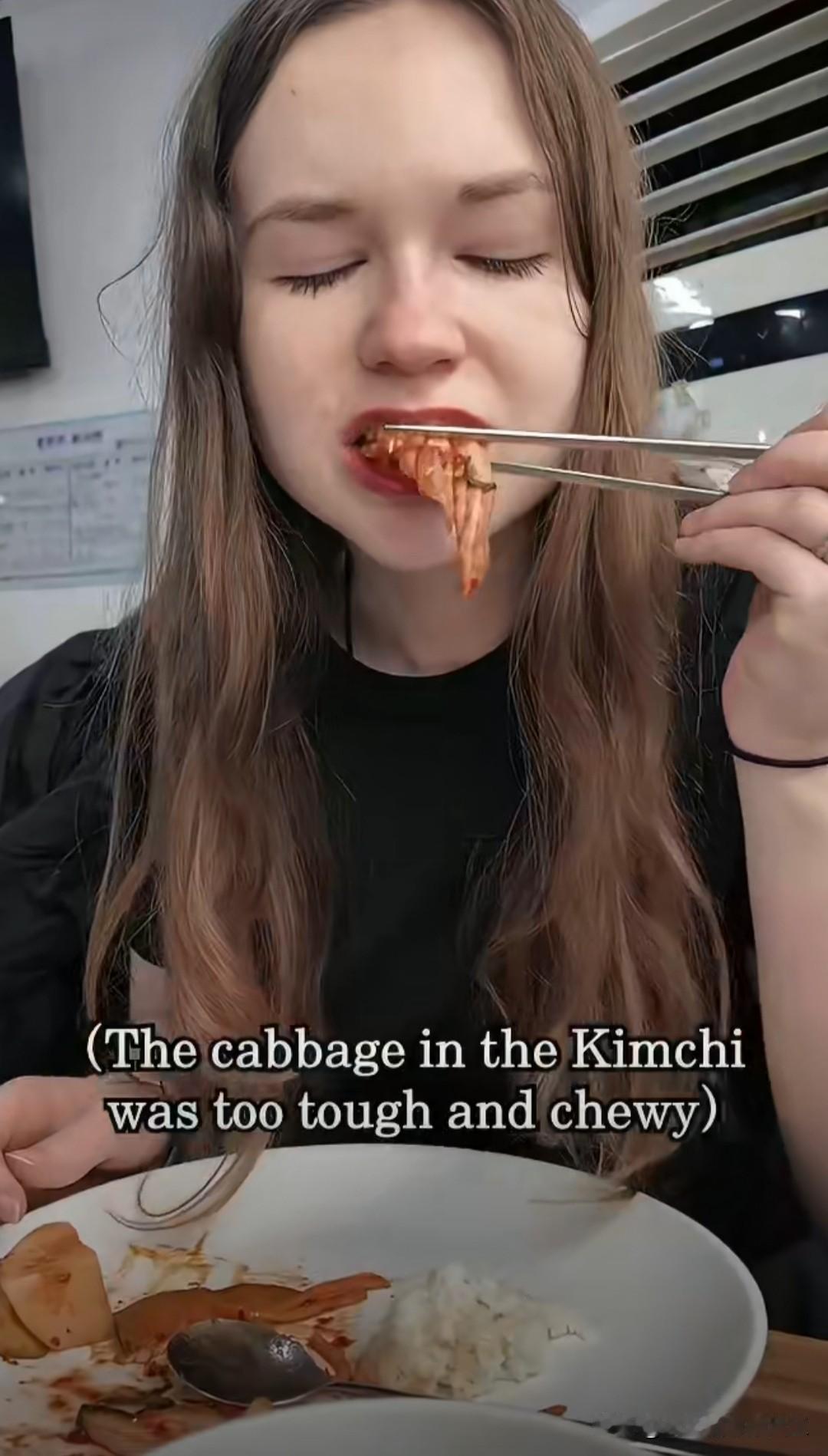 白人女孩在韩国花六美元吃的一顿自助，越吃越面露难色，吃完后说再也不来吃了！