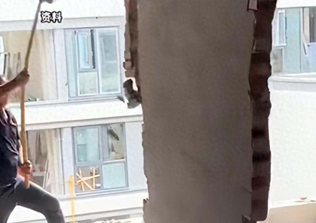 “大乌龙！”江苏无锡，一包工头雇人翻新，工人竟走错房门，直接将别人的精装房拆成了