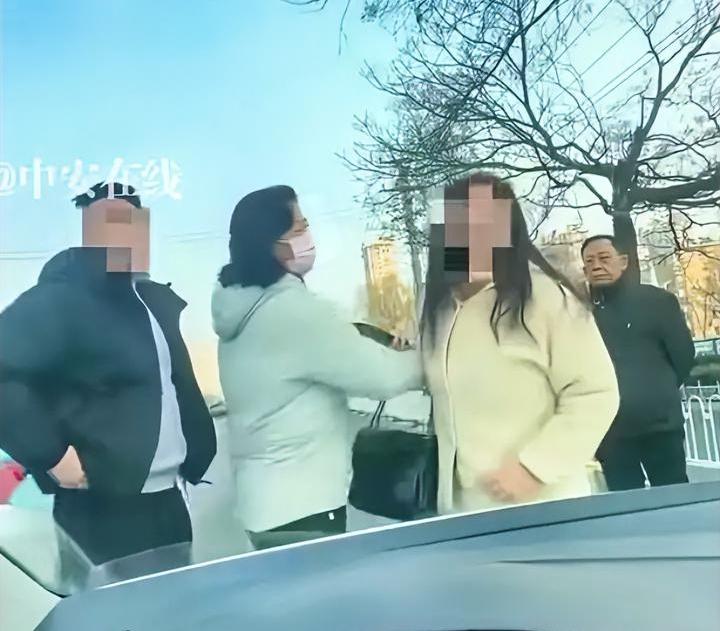 不是一家人不进一家门，这家没有一个文明人。河北男子开车变道剐蹭了出租车，出租司