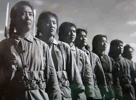1964年，福建省闽侯县。二十八岁的劳改特务郑仁义蹲在茅厕里，死死盯着门外看守的