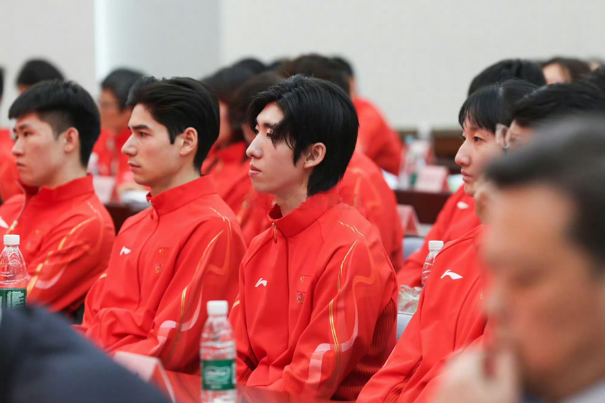 中国短道速滑队出征米兰米兰冬奥的冰场即将迎来中国健儿，中国短道速滑队带着全国人民