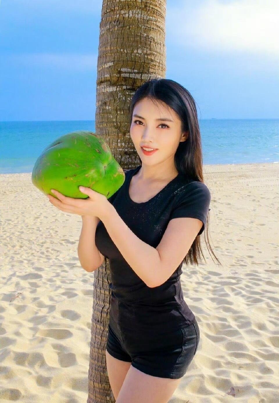 徐冬冬10年了还是喜欢笑十年过去，徐冬冬的爱笑特质丝毫未变。镜头前始终绽放着极