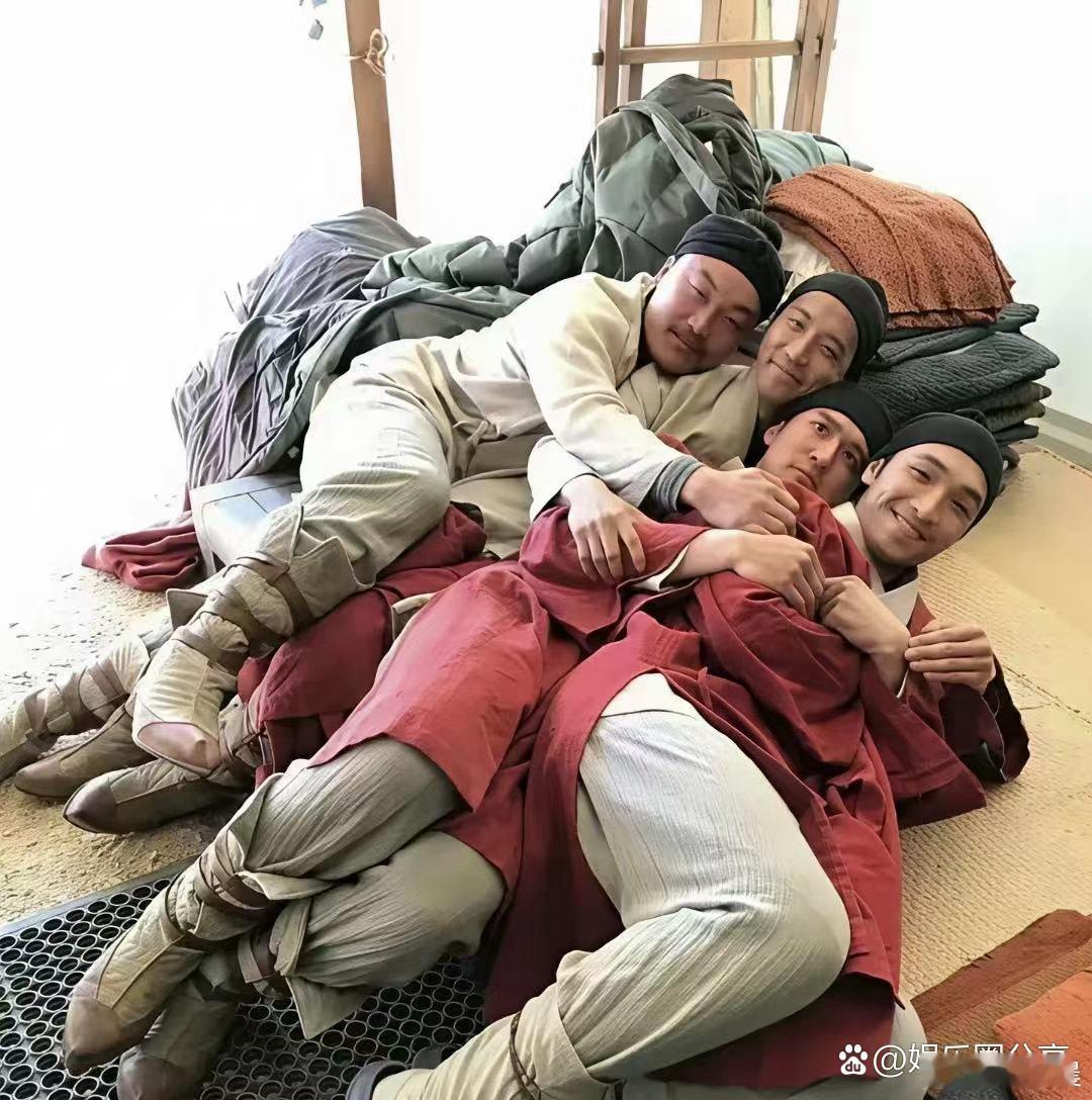 难怪刘亦菲满脸生无可恋，换成是谁身处这种处境，都会是同样的状态。