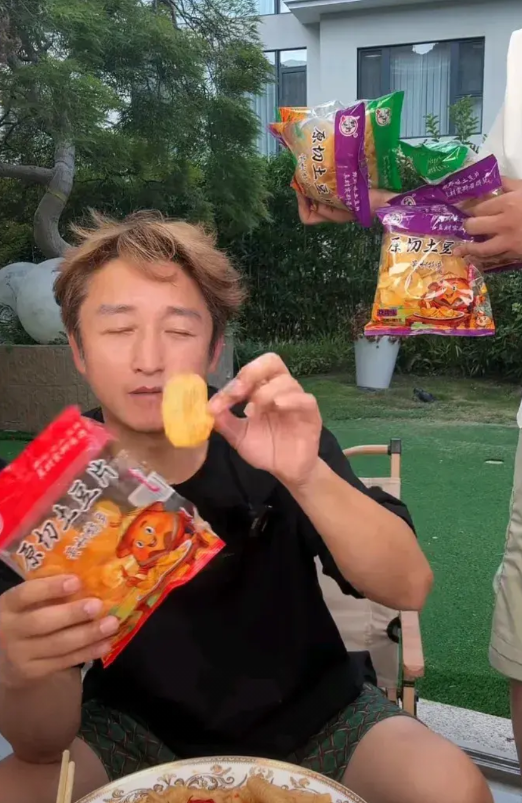 拳王邹市明，终究还是向生活低头了，直播间卖起了鸡爪和薯片！几年时间，被冉颖莹