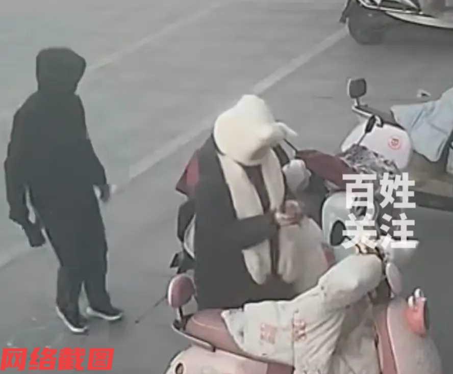 河南信阳有女生骑电动车，把万元苹果手机给丢了。刚开始女生还以为是手机滑落的，