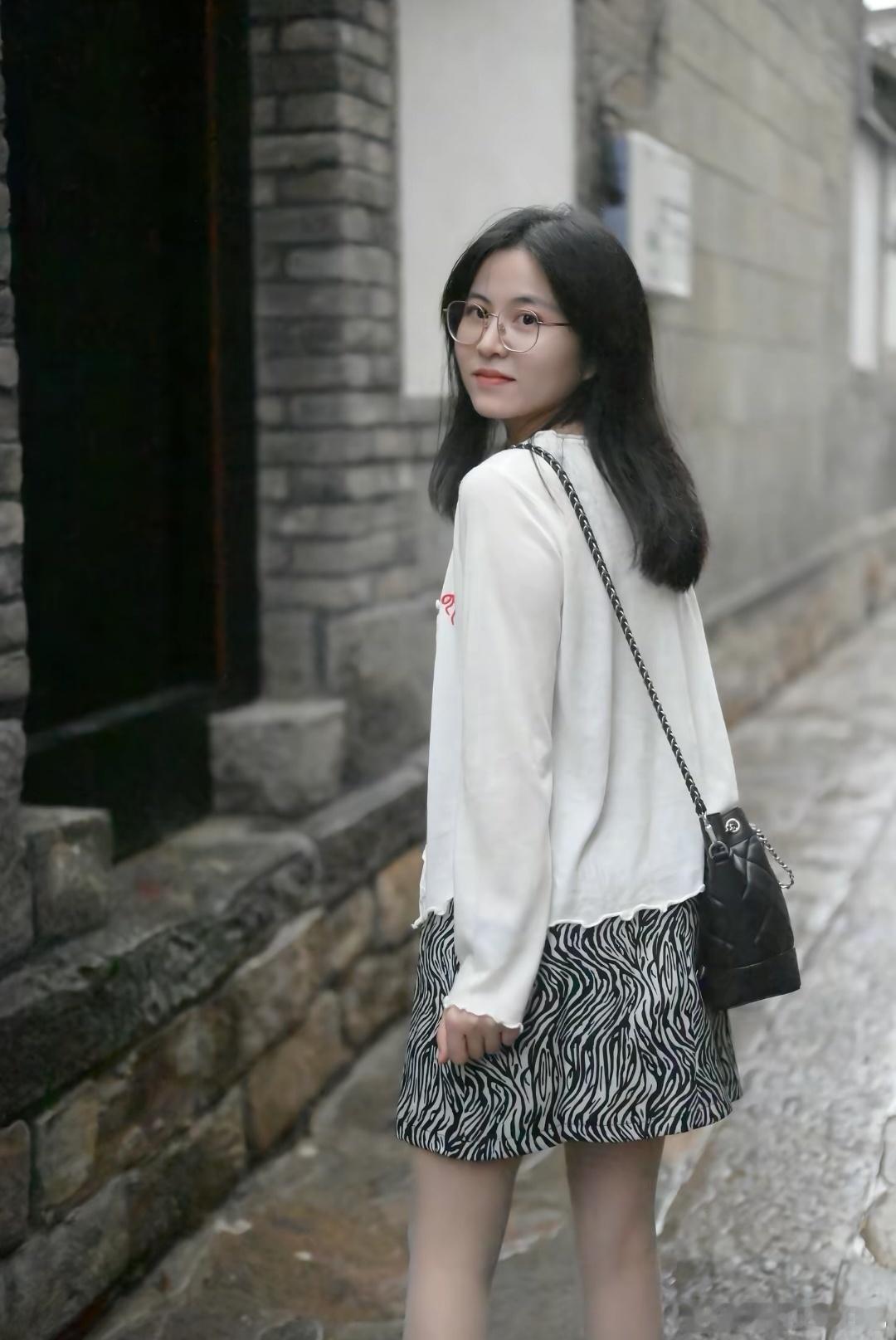 美女穿搭写真文静马年接福好好过大年马年大吉颜控正义日记的红包绘梦长廊