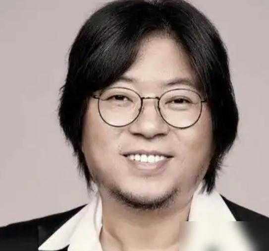 高晓松最近凑了个三连瓜。先是AI碰瓷，有人合成他的视频卖膏药，朋友都信了下