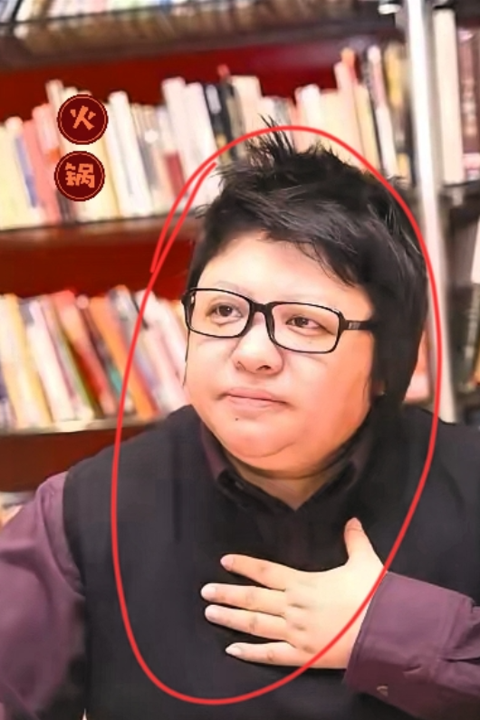 韩红估计在硬撑！不知道你注意没，韩红这次演唱会，镜头里她唱《老韩》唱到一半就绷