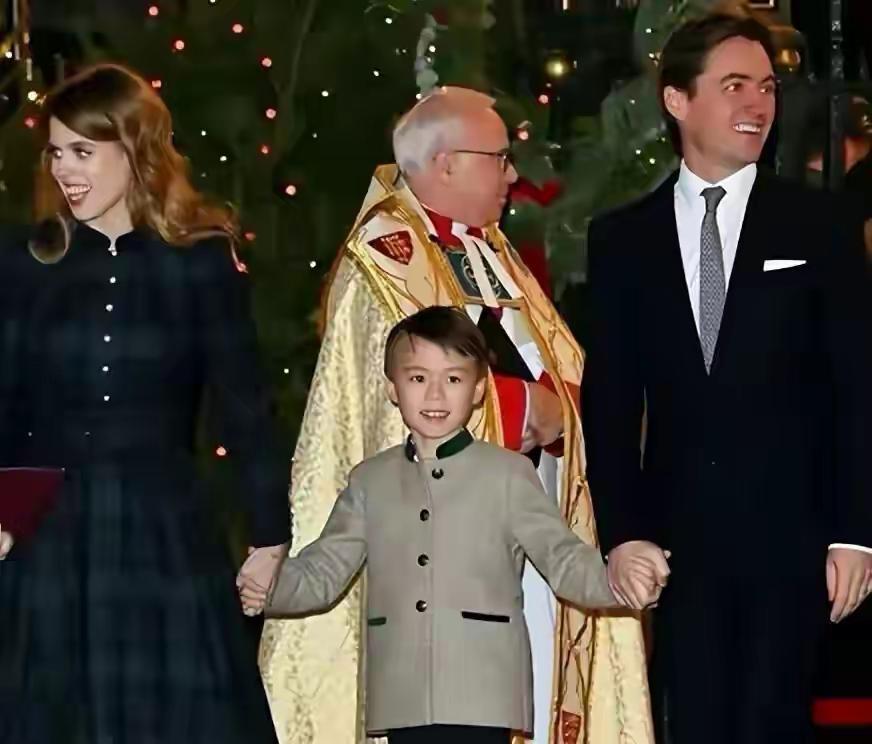 有网友吐槽碧翠丝公主的继子穿得像个服务员[捂脸哭]。开始以为这说法夸张了，毕竟