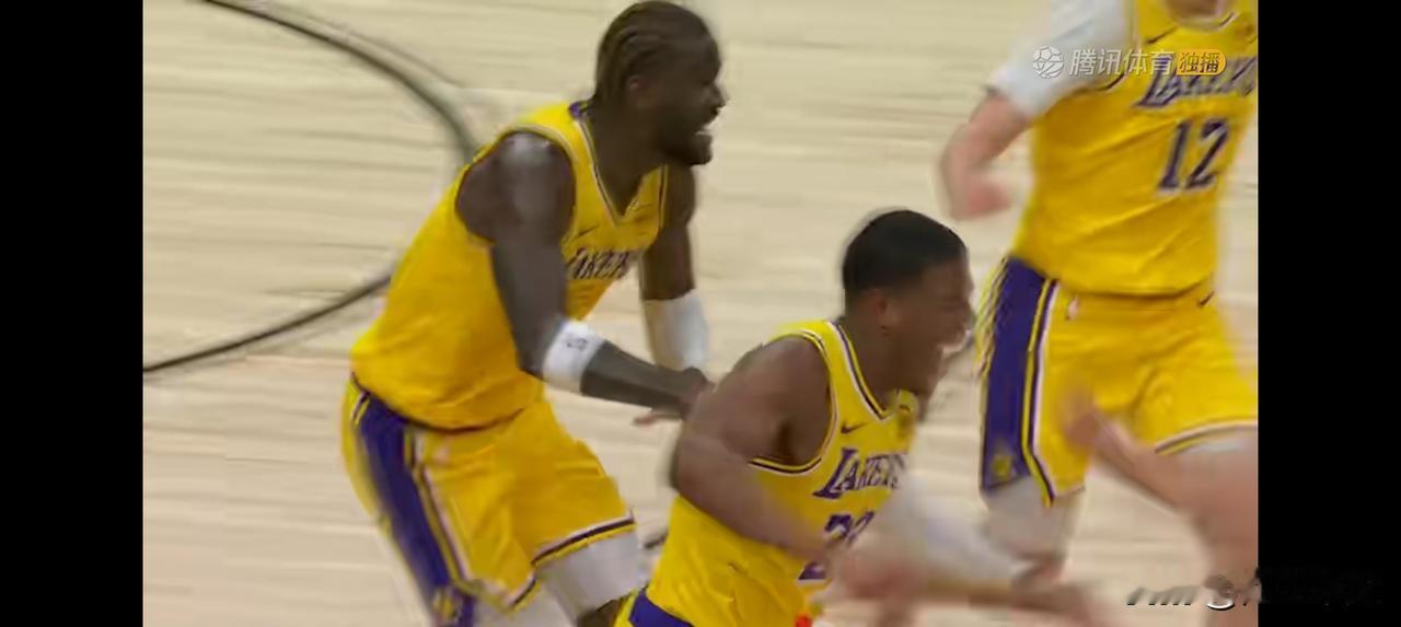 八村垒收到詹姆斯助攻读秒绝杀猛龙！湖人123比120战胜猛龙！东契奇不在里夫斯