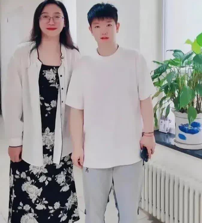 孙颖莎与袁队医家人温馨同框，感恩幕后英雄近日，孙颖莎与国乒袁队医的妻子、