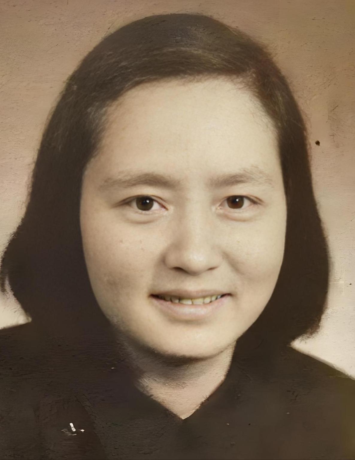 她早年被称为“红军西施”，与开国元帅贺龙结束婚姻后终身未再嫁。这位看似低调的独立