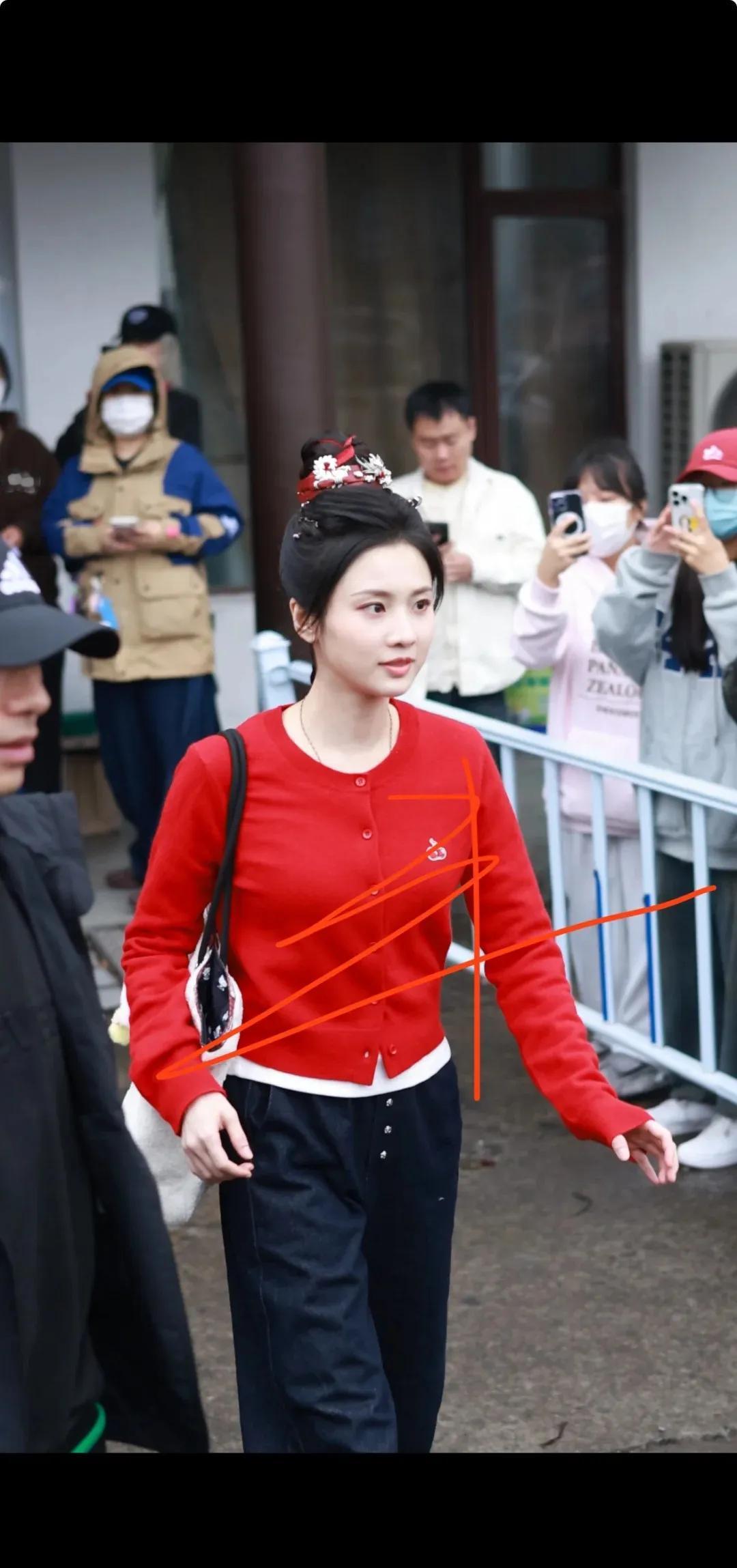 一路走来，经历过高光，也经历过被抹黑，嘲笑，张慧雯的笑容依旧真诚，眼神依旧如大学