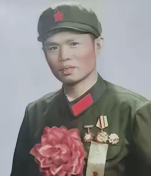1984年，老山战场一零七二阵地。龙洪春带着一个排，顶在防线最前沿，离敌人的