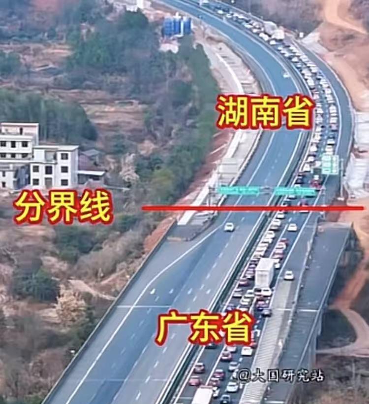 京港澳高速广东与湖南郴州段！京珠高速+乐广高速=5车道，进湖南单边三车道变二车