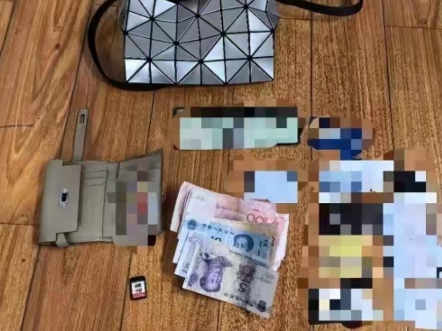小夫妻在上海捡到手提包，内有大量现金和证件，为赶高铁带回杭州交给派出所；失主：没