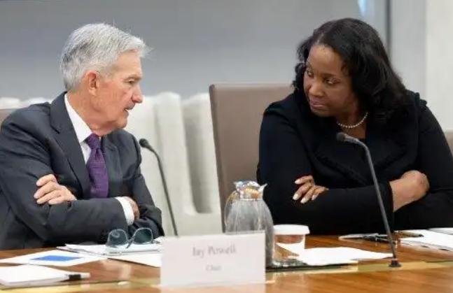 美国认为只要我不降息，中国就要爆雷了，中国觉得只要我忍一忍，美国就该降息了，那么