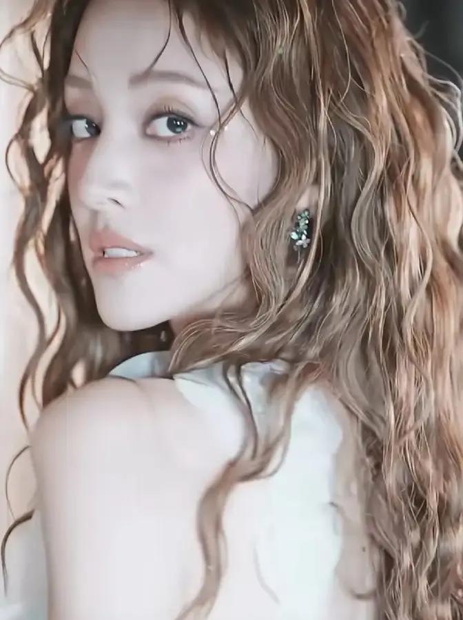 陈凯琳娘家旺角二十几间铺收租，九龙塘五千呎独栋带泳池，市价一点二亿，她名下却几乎