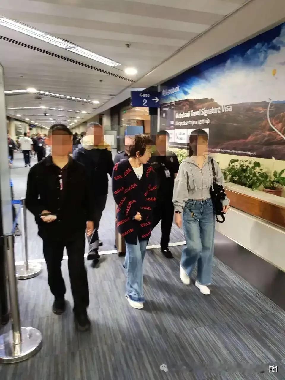 大快人心！涉案9.7亿红通郝某被中菲联手抓回前国企高管郝某靠虚构项目、伪造