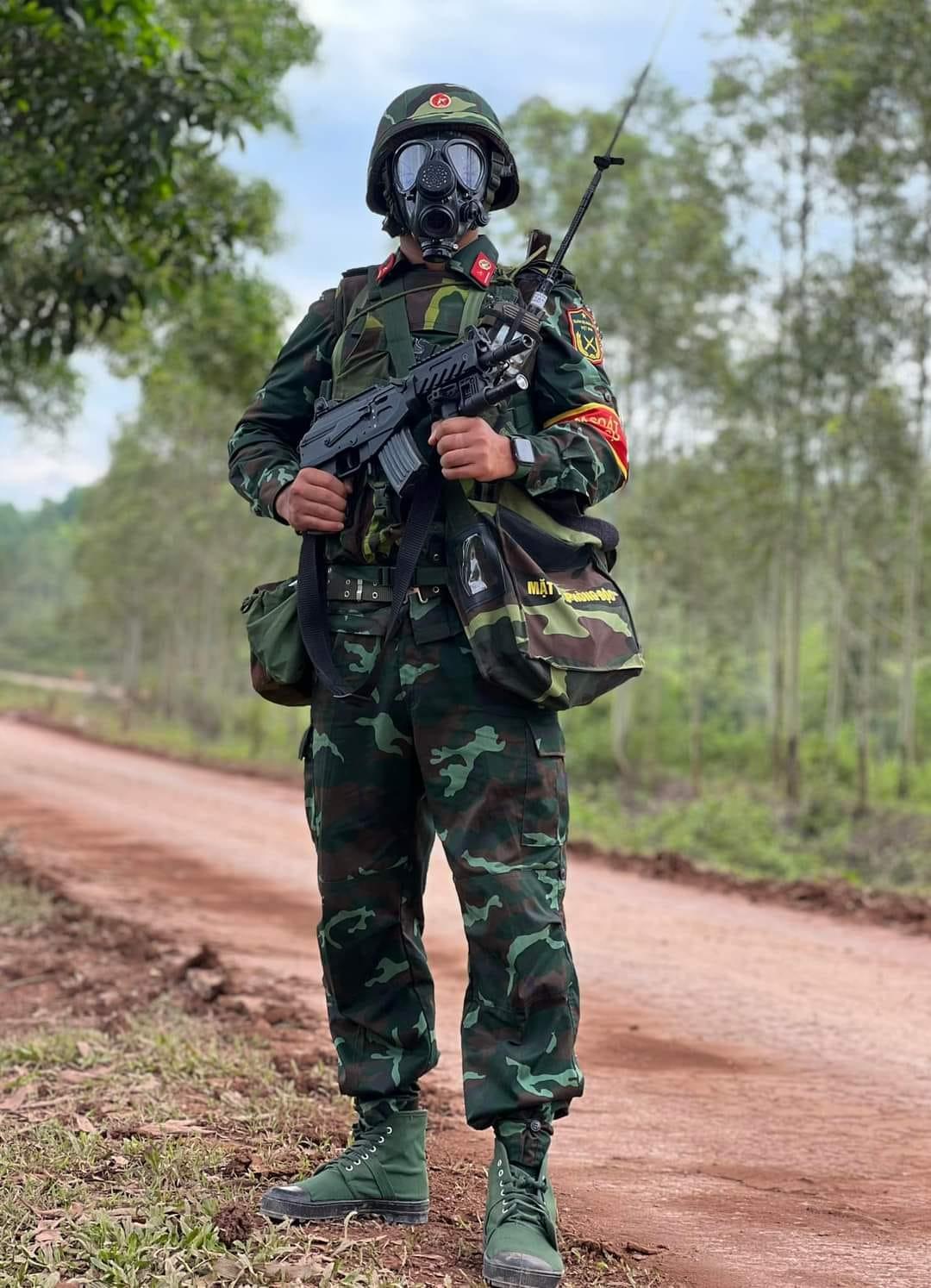 手持STV-215型短突击步枪的越南人民军士兵。STV-215是越南Z1