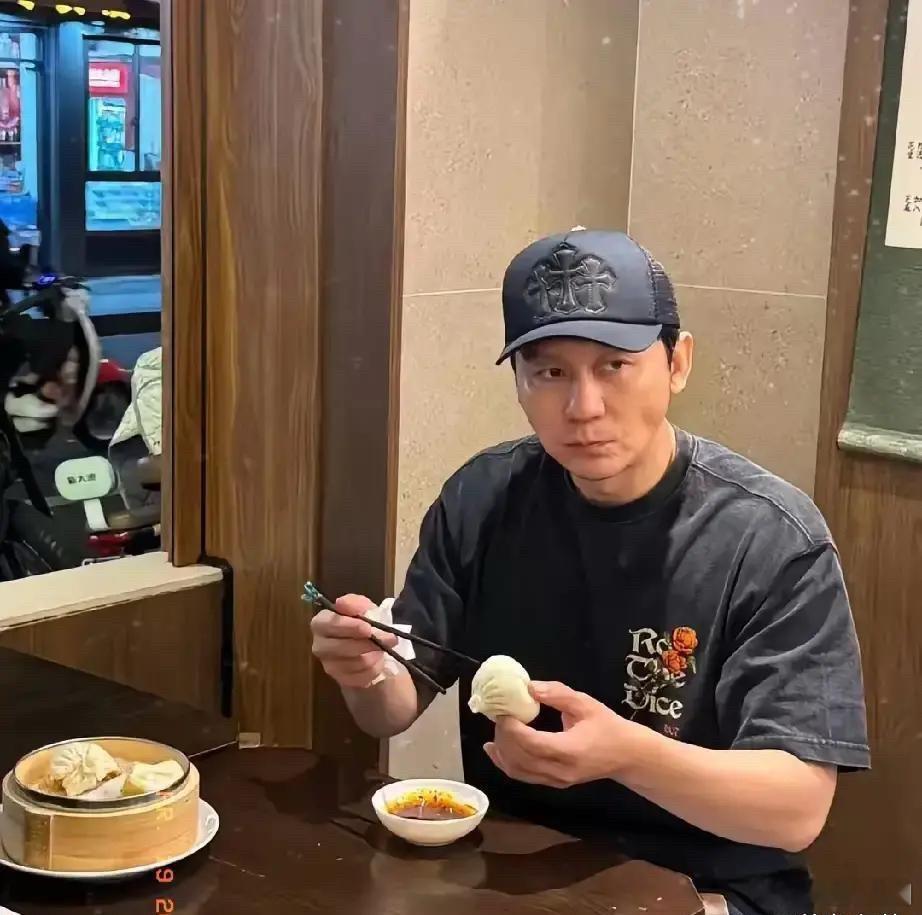 47岁李晨在上海街边吃包子被偶遇，素颜出镜的他，真实状态让人有点意外。没化妆的他