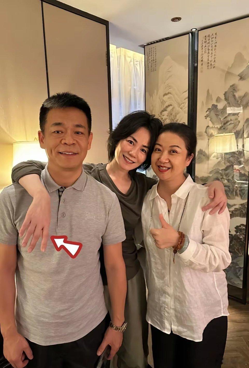 真不怪现在的明星都爱用精修图，生图确实会暴露真实样子。网友晒和王菲、孙浩的合照，