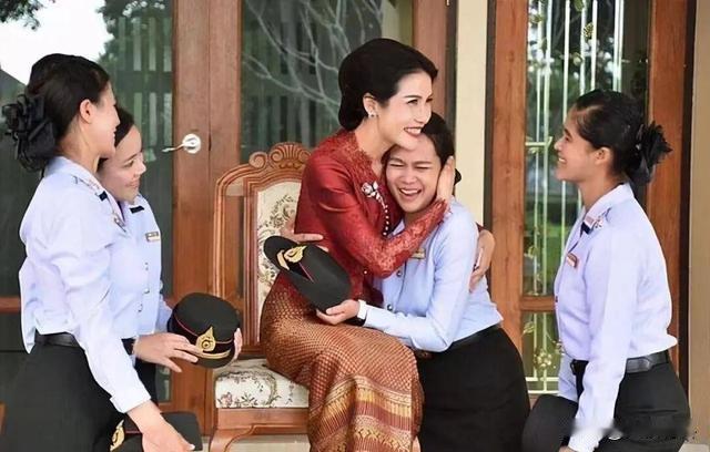 诗妮娜笑起来又美又自然，泰王新宠笑得勉强又不自然，后者该不会整过容吧？