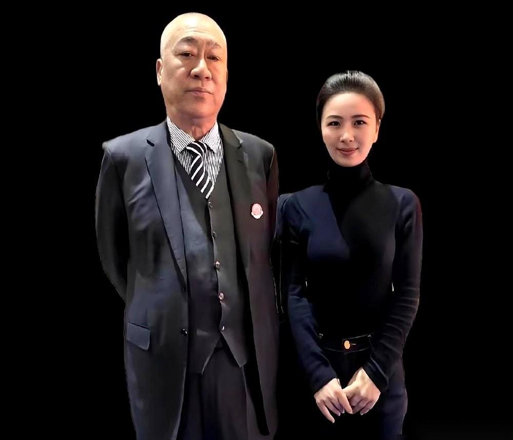 河南新乡的崔培军在网上发钱眼都不眨。当地司机却跑出来交底，直言底下员工每个月领