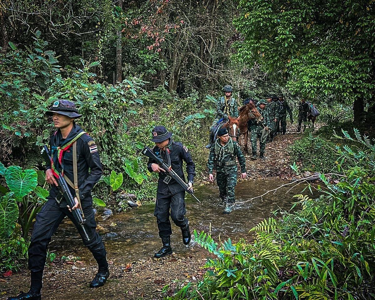泰国边防军和泰国陆军士兵在泰缅边境使用骡子运送补给，同时进行巡逻和补给偏远基地。