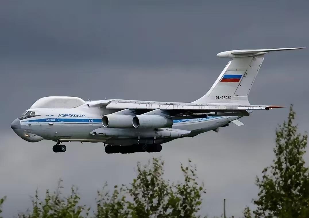 突发！普京直接摊牌，末日飞机进驻伊朗，美以彻底懵了！美国双航母围堵伊朗、以色