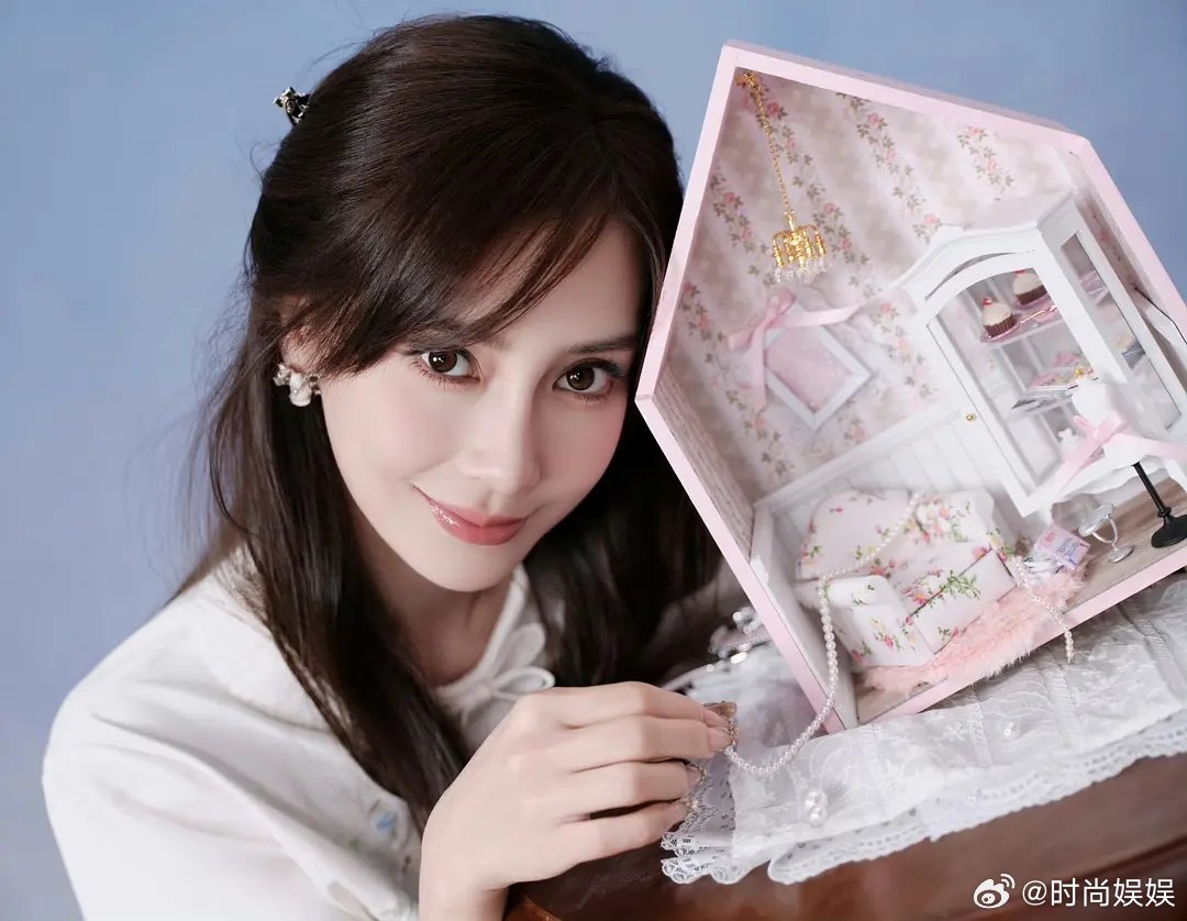 杨颖年纪这么大了不适合穿这种粉粉嫩嫩的裙子了吧